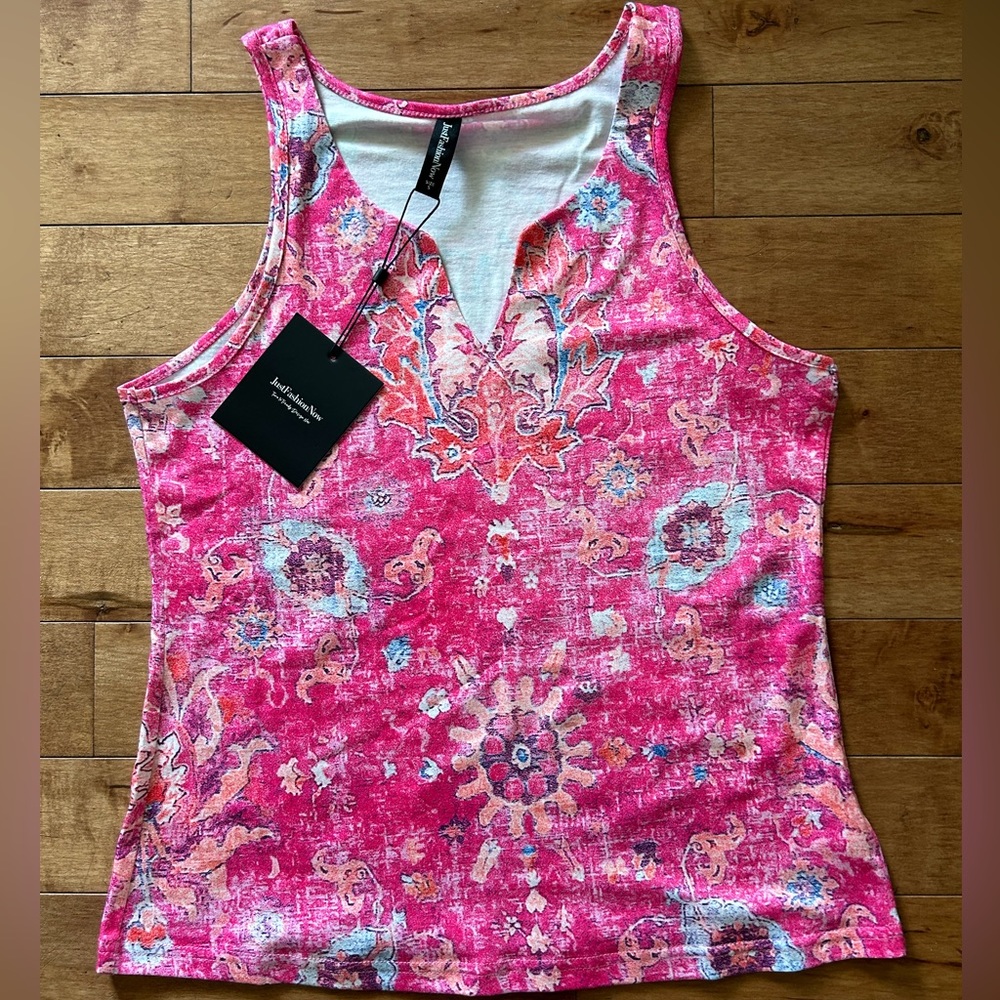 🩷 Beautiful Stretch Tank NWT